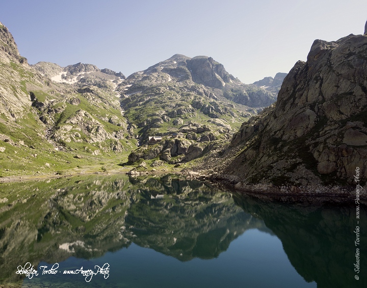 Refuge de Nice (Victor de Cessole) et Lac de la Fous © Sébastien TORCHIO, www.Annecy.Photo