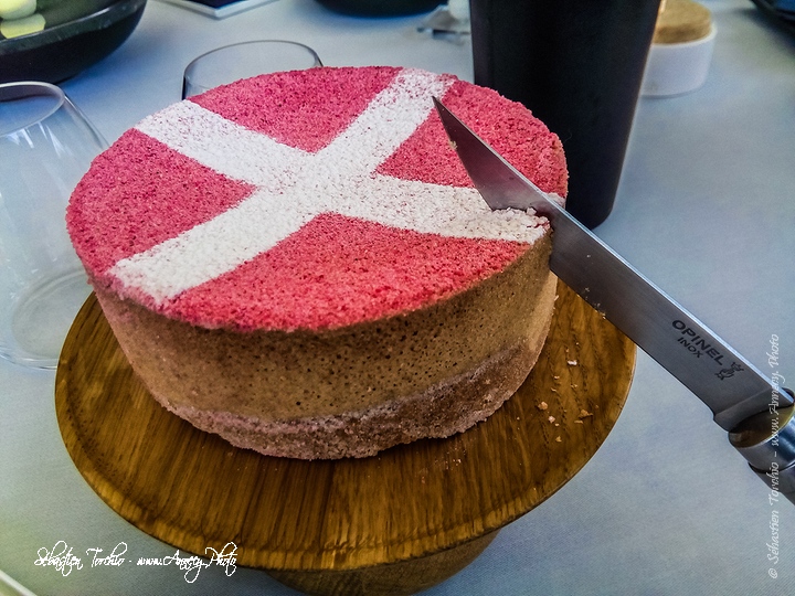 Gâteau de Savoie par Michaël Arnoult, chef du restaurant gastronomique Les Morainières à Jongieux © Sébastien TORCHIO, www.Annecy.Photo Gâteau de Savoie par Michaël Arnoult, chef du restaurant gastronomique Les Morainières à Jongieux © Sébastien TORCHIO, www.Annecy.Photo