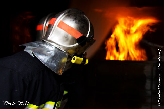Sapeur-Pompier face aux flammes - © TORCHIO Sébastien